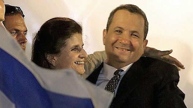 Ehud Barak and Leah Rabin celebrate in the 1999 elections, in which the Labor leader ousted Netanyahu (Photo: Getty Images)