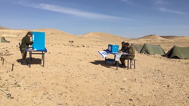 Soldiers voting at IDF outpost (Photo: IDF Spokesman)