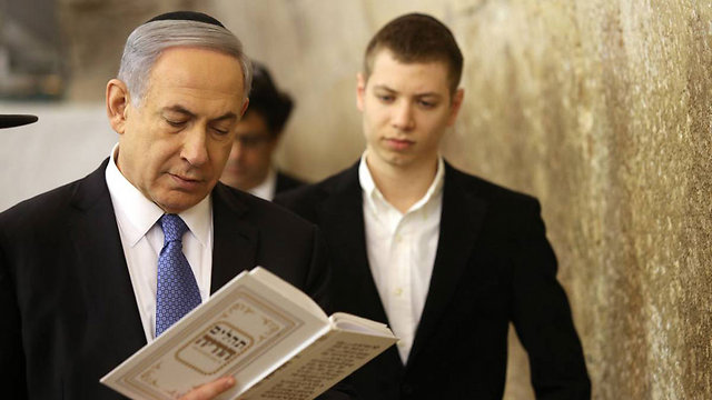 Netanyahu with son Yair at Western Wall. (Photo: Amit Shaabi)