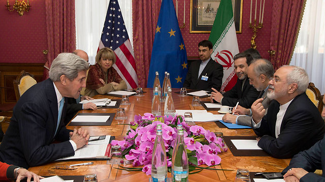 קרי ושר החוץ האיראני זריף במו"מ בז'נבה (צילום: AP) (צילום: AP)