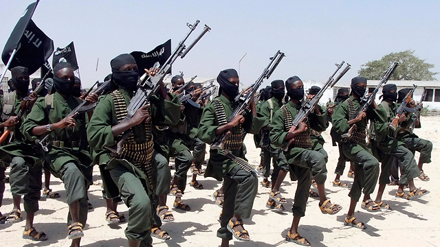 מחבלי ארגון "א-שבאב" בסומליה (צילום: AP) (צילום: AP)