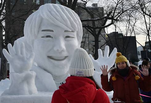 זוכה להערצה אדירה ביפן. דמותו של האניו מפוסלת בשלג (צילום: AFP) (צילום: AFP)