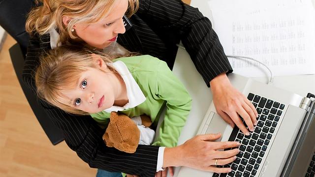 עובדים עם הילדים (צילום: Shutterstock) (צילום: Shutterstock)