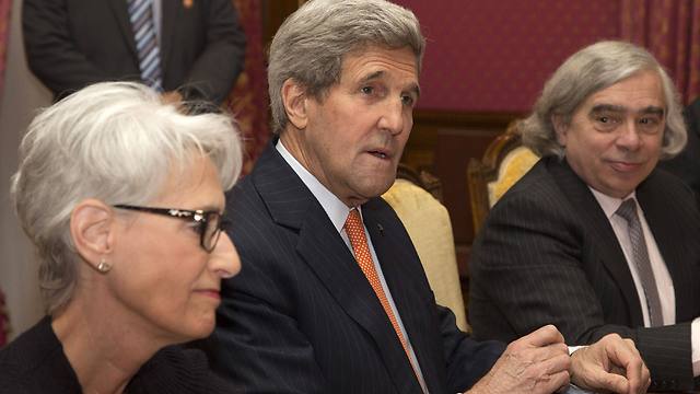 US Secretary of State John Kerry sits at the negotiating table with US Under Secretary for Political Affairs Wendy Sherman and US Secretary of Energy Ernest Moniz (Photo: AP)