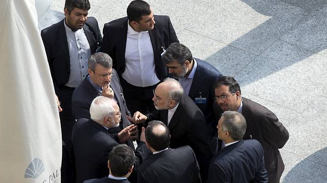 Iran's Foreign Minister Mohammad Javad Zarif and head of the Atomic Energy Organization of Iran Ali Akbar Salehi  talk outside with aides after a morning negotiation session. (Photo: Reuters)