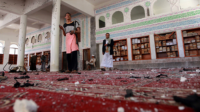אחד המסגדים המפוייחים לאחר הפיגוע (צילום: AFP) (צילום: AFP)