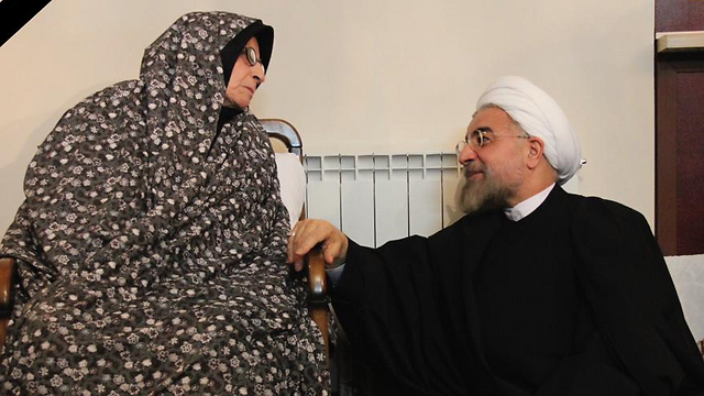 נשיא איראן רוחאני לצד אמו ()