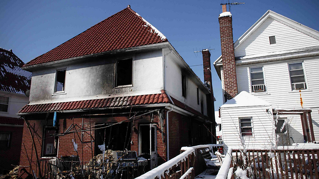 הבית שבו השתוללה השריפה (צילום: AFP) (צילום: AFP)