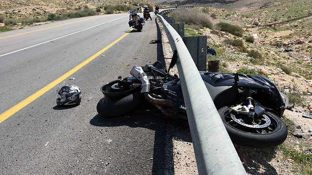 האופנוע לאחר התאונה הקטלנית בדרום  (צילום: הרצל יוסף) (צילום: הרצל יוסף)