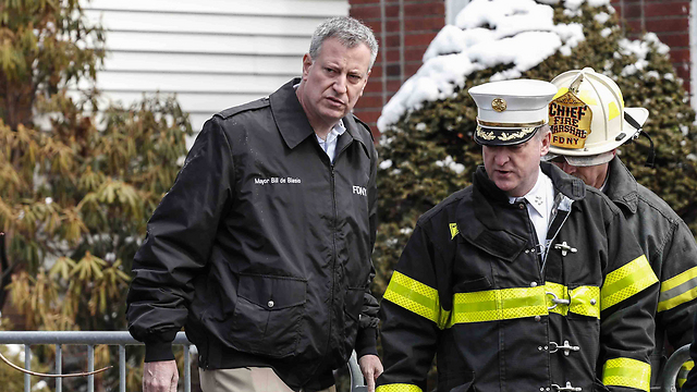 NY Mayor Bill de Blasio visiting the Sassoon home after the disaster. (Photo: Reuters)