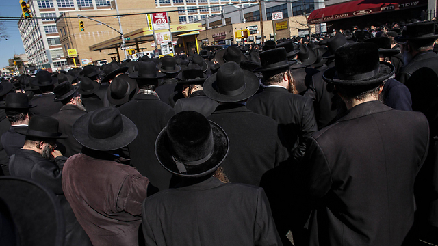 Crowd of mourners outside Shomrei Hadas Chapels in Brooklyn (Photo: AFP)