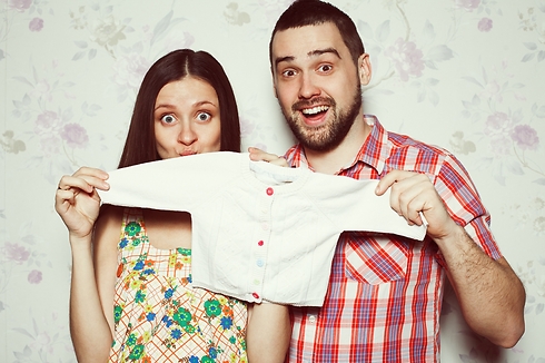 תראה! בייבי טרם נולד וכבר קנינו לו חולצונת קטנטונת וחמודה (צילום: Shutterstock) (צילום: Shutterstock)