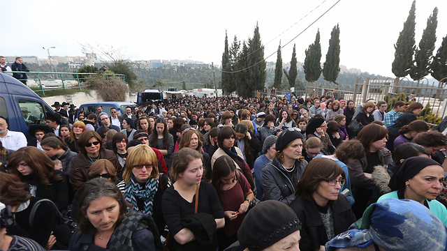 מאות, בהם אזרחים שכלל לא מכירים את המשפחה, הגיעו לתמוך (צילום: גיל יוחנן) (צילום: גיל יוחנן)