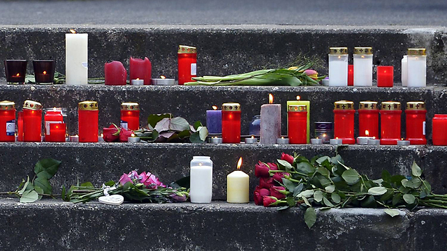 פרחים ונרות בבית הספר בגרמניה שאיבד 16 תלמידים ושני מורים (צילום: AFP) (צילום: AFP)