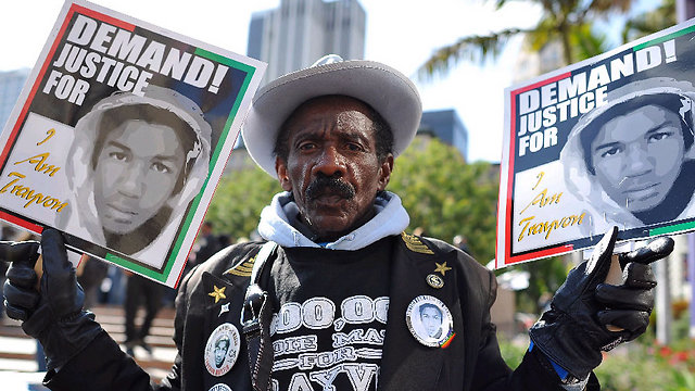 המפגינים דרשו צדק בעקבות הרג הנער השחור טרייבון מרטין (צילום: AFP) (צילום: AFP)