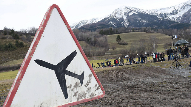 חיפושים אחר שברי המטוס, היום (צילום: AFP) (צילום: AFP)