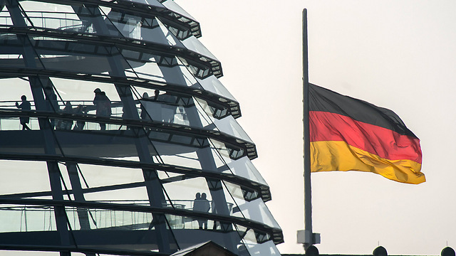 הדגל הגרמני הורד לחצי התורן בבניין הרייכסטאג בברלין (צילום: AP) (צילום: AP)