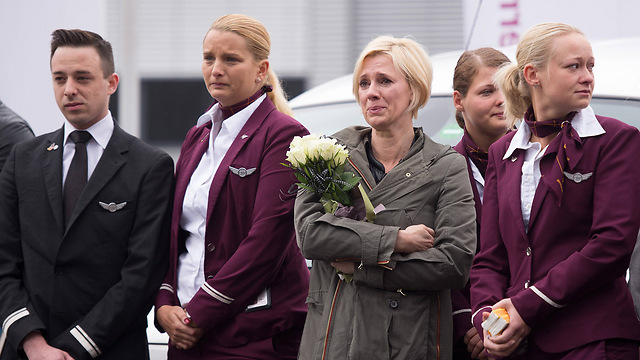 עובדות חברת התעופה הגרמנית עמדו דקת דומיה לזכר הנספים (צילום: AFP) (צילום: AFP)