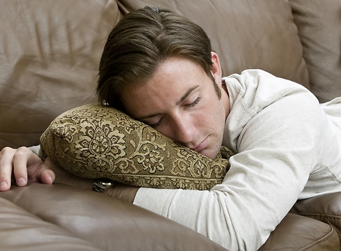 בהתחלה סתם נרדמתי על הספה מול הטלוויזיה (צילום: Shutterstock) (צילום: Shutterstock)