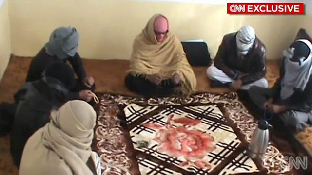 מגייס של דאעש (במרכז) מנסה לשכנע צעירים אפגנים להצטרף לארגונו (צילום: CNN) (צילום: CNN)