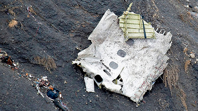 שברי המטוס בזירת ההתרסקות (צילום: רויטרס) (צילום: רויטרס)