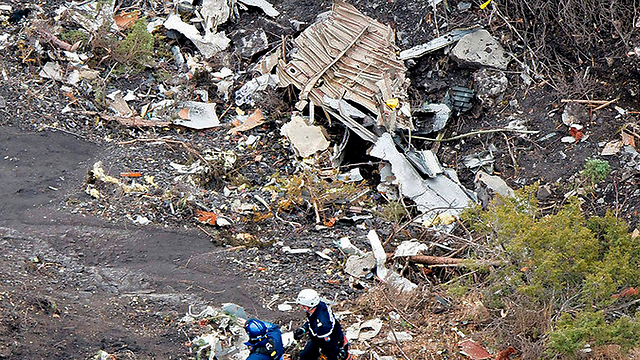 שברי המטוס שהתגלו בהרי האלפים (צילום: רויטרס) (צילום: רויטרס)