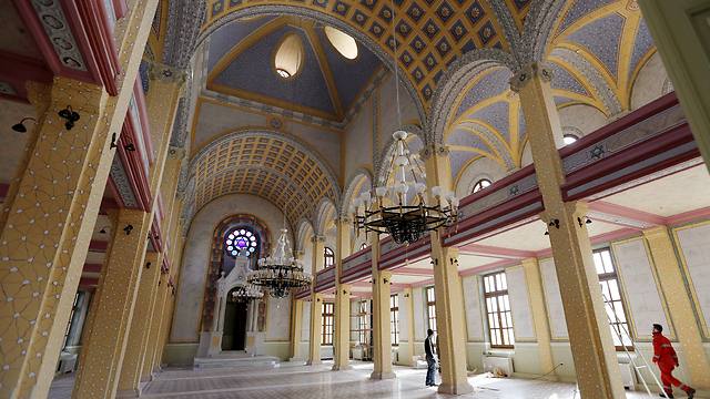 Workers put the final touches during the restoration of the Great Synagogue in Edirne (Photo: Reuters)