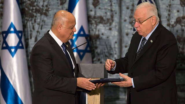 Judge Joubran presenting President Rivlin with the official election results (Photo: EPA)