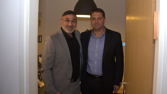 ראש עיריית מודיעין חיים ביבס עם האב, יוסי שילוני  (צילום: אפרים צפוני) (צילום: אפרים צפוני)