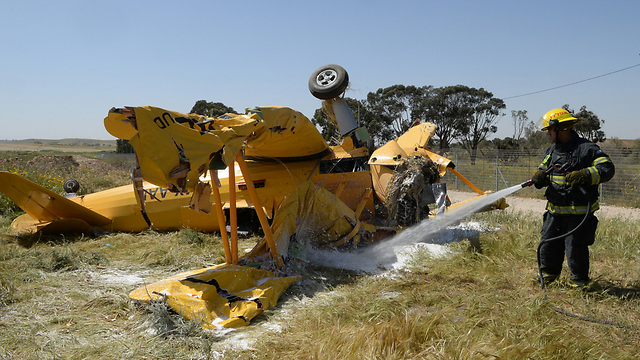 המטוס שהתרסק בשדה תימן (צילום: הרצל יוסף) (צילום: הרצל יוסף)