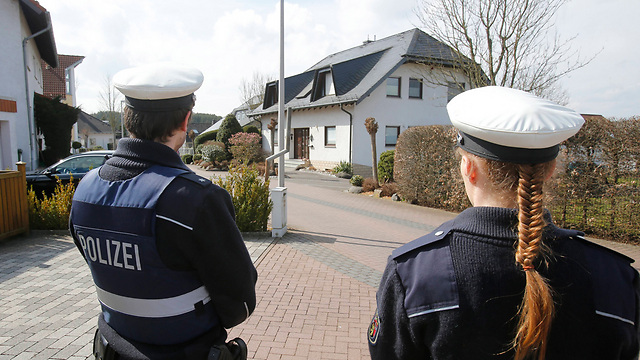 שוטרים מחוץ לבית משפחתו של לוביץ (צילום: AP) (צילום: AP)