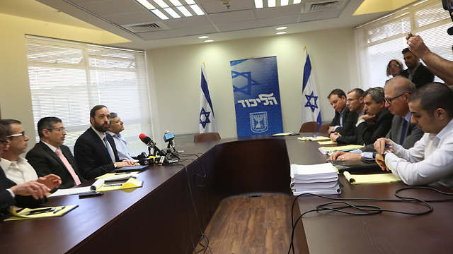Likud and Shas representatives at the negotiating table (Photo: Gil Yohanan)