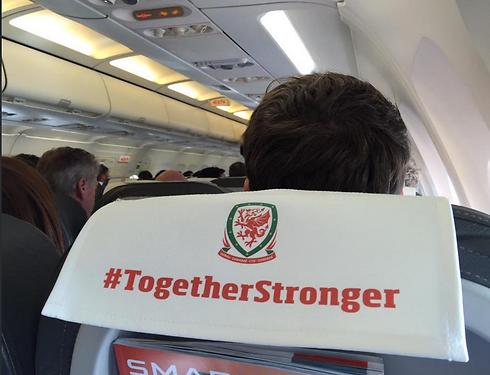 המושבים במטוס של וויילס עם מסר מאחד (צילום מתוך הטוויטר) (צילום מתוך הטוויטר)