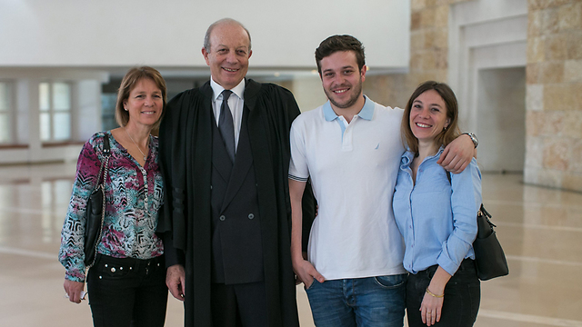 Attorney Amnon Lorch and his children, in whose name he filed the petition (Photo: Ohad Zoinenberg)