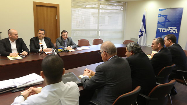 Likud and Yisrael Beytenu representatives at the negotiating table (Photo: Gil Yohanan)