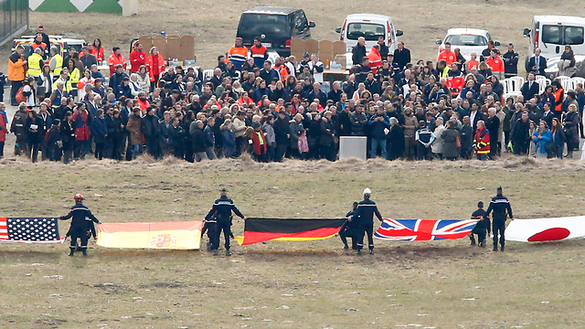 בני משפחות ההרוגים באסון המטוס בצרפת (צילום: EPA) (צילום: EPA)
