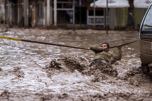 נאבקים בבוץ (צילום: AFP) (צילום: AFP)