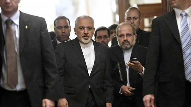 שר החוץ האיראני מוחמד זריף בלוזאן. "אפשר לפתור הכול" (צילום: AP) (צילום: AP)