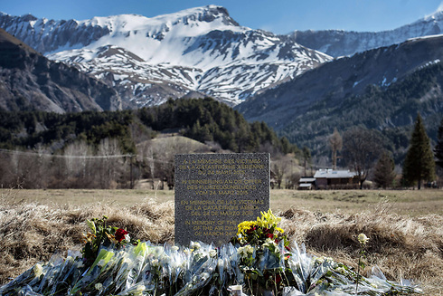 אנדרטה לזכר הנספים ליד מקום ההתרסקות (צילום: AFP) (צילום: AFP)