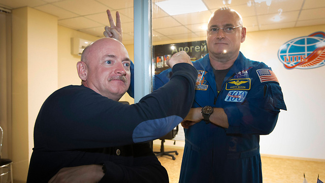 התאומים סקוט ומארק קלי. האחד יהיה בחלל, השני בכדור הארץ (צילום: AP) (צילום: AP)
