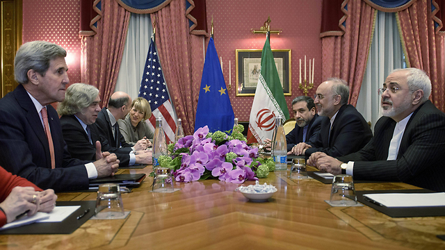 Kerry and Zarif at talks (Photo: AP) (Photo: AP)