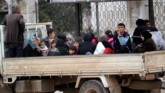 אזרחים נמלטים מאידליב (צילום: רויטרס) (צילום: רויטרס)