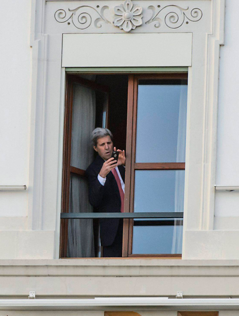 Kerry taking a Photo at the nuclear talks in Switzerland (Photo:EPA)
