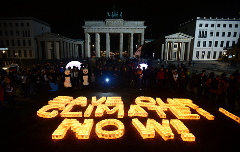 מדליקים נרות בשער ברנדנבורג, גרמניה (צילום: AFP) (צילום: AFP)