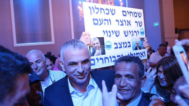 כחלון הערב. הודה לפעילים ולחברי הכנסת החדשים (צילום: מוטי קמחי) (צילום: מוטי קמחי)