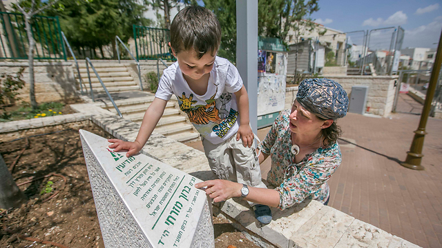 Hadas Mizrahi and son Yuval at a memorial for Baruch (Photo: Ido Erez)