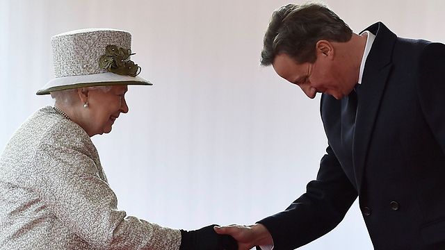 כבר לא צריך לבקש מהמלכה אישור לפזר את הפרלמנט. קמרון ואליזבת ה-2 (צילום: MCT) (צילום: MCT)