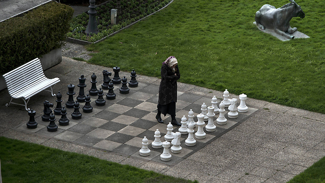 מי ינצח במשחק השח מט בלוזאן? (צילום: AP) (צילום: AP)