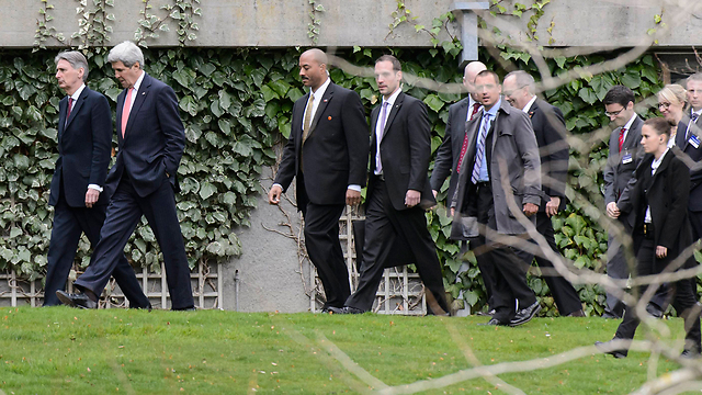 John Kerry and his entourage at the talks (Photo: AP)