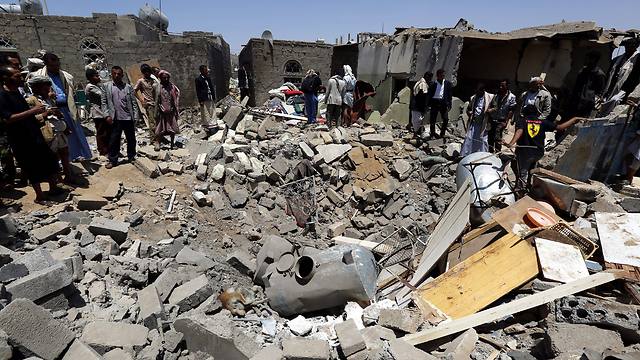  Yemenis inspect a hole allegedly made during an airstrike by the Saudi-led coalition targeting Houthi rebel positions in Sanaa, Yemen (Photo: EPA)
